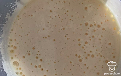 К яйцам добавить щепотку соли и начать взбивать. Постепенно добавить сахар. Затем добавить масло подсолнечное.
