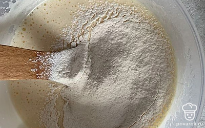 Во взбитые яйца добавить муку и разрыхлитель.