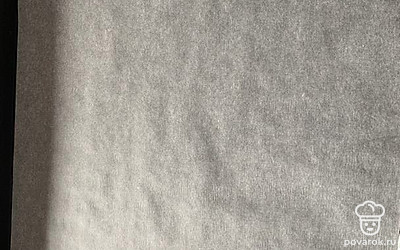 Противень застелить пекарской бумагой.