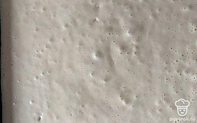 На бумагу вылить тесто и выпекать в предварительно нагретой до 180 градусов духовке.