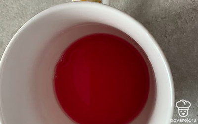 Пока бисквит остывает, приготовить пропитку для пирожных. Сварить сироп. Можно в сироп добавить ягод.