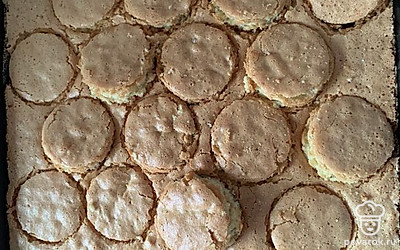 Круглой формой вырезать пирожные.