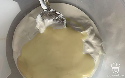 Из сметаны и сгущённого молока взбить крем. Сметана должна быть жирной.