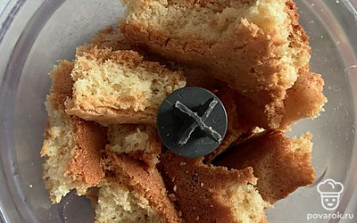 Из остатков бисквита сделать крошку.