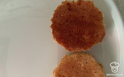 Каждую часть пирожных пропитать сиропом.