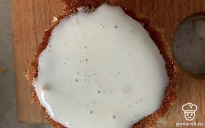 Затем смазать пирожные кремом и соединить две части.