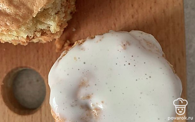 Все пирожное обмазать кремом.