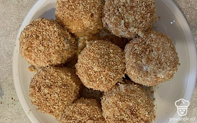 Затем обсыпать крошкой.