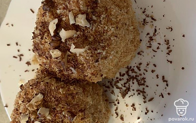 Перед подачей потереть шоколад и посыпать орехами.