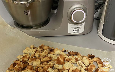 Смешайте 100 грамм муки, 50 грамм сливочного масла порезанного на кусочки и 75 грамм сахара, добавьте половину чайной ложки ванилина. Все ингредиенты необходимо вилкой перетереть в крупную крошку, выложить на пергаментную бумагу и отправить в разогретую духовку до 150 градусов на 7 минут, должна получится плотная, румяная крошка.