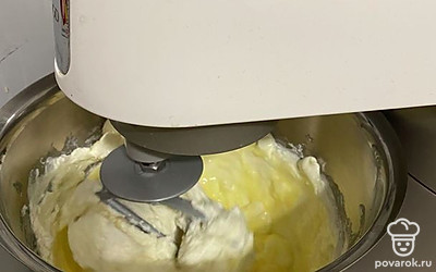 В чаше для миксера смешать 400 грамм мягкого сливочного не соленого сыра, 150 миллилитров жирных сливок и 100 миллилитров 20% сметаны, два желтка. Взбивать в течении 3 минут на средней скорости, к полученной смеси добавить 2 столовых ложки лимонного сока и 1 столовую ложку картофельного крахмала, пол чайной ложки ванилина, ещё раз взбить.