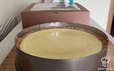 Полученную крошку (крамбл) измельчить в блендере или в пакете с помощью скалки. Добавить 50 миллилитров растопленного и охлаждённого сливочного масла, перемешать. Выложить дно и борты формы, утрамбовать. Убрать на 10 минут в холодильник. Затем залить в форму, диаметром 15 сантиметров. Выпекать в духовке разогретой до 170-180 градусов в течении 30 минут. Затем дать постепенно остыть в течении часа, не вынимая из духовки.