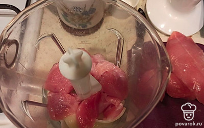 Мясо индейки промойте, обсушите бумажным полотенцем. Нарежьте небольшими кусочками. Головку репчатого лука нашинкуйте. Измельчите вместе с мясом индейки при помощи блендера или через мясорубку. Посолите по вкусу. Я использую филе грудки индейки. 