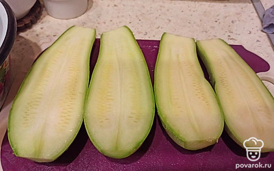 Кабачки вымойте. Сделайте из них лодочки: удалите ложкой сердцевину. 