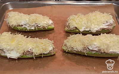 Дальше смажьте овощи сметаной и обсыпьте сыром. 