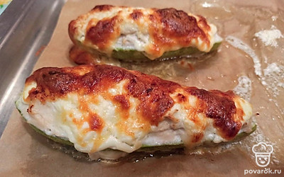 Запекайте в предварительно разогретой духовке при температуре 160-170 градусов в течение 50 минут. Томите до образования запеченной корочки. 