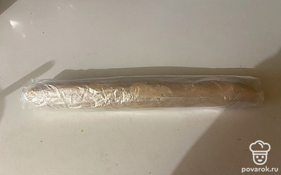 Распределите массу по мешочку и сверните в колбаску. Эту колбаску отправьте в морозилку на 20 минут.