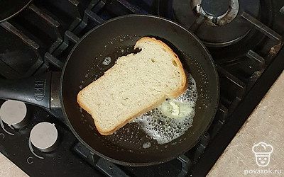 Сковороду разогрейте, добавьте сливочное масло. Белый хлеб выложите на сковороду. Обжарьте с двух сторон на среднем огне.