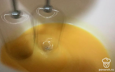 Далее яйца с сахаром взбить до пышной белой пены и чтобы сахар растворился. 