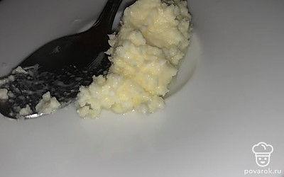 Одну часть крема оставить для украшения готовых пирожных. 