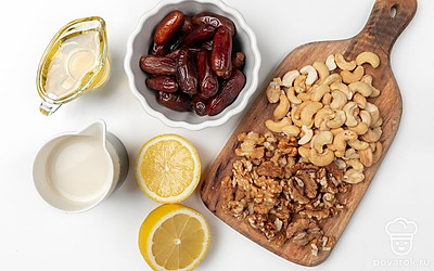 Грецкие орехи при необходимости очистите от скорлупы. Отмерьте нужно количество всех ингредиентов и разложите их так, чтобы все было под рукой. Достаньте блендер и формочки для маффинов.