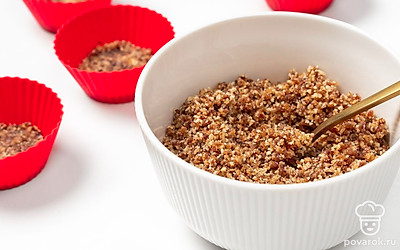 Финики и грецкие орехи измельчите по отдельности в блендере, после чего смешайте в однородную массу. Утрамбуйте густую смесь по формочкам.