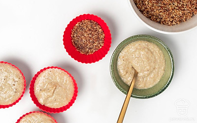 Сделайте крем. Измельчите в блендере в однородную массу кешью, лимонный сок, молоко и сироп агавы. Разлейте по формам с основой. Поставьте в холодильник на 5 часов.