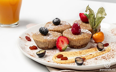 Подавайте мини-чизкейки с холодным соком, украсив их перед подачей кусочками фруктов или ягод.