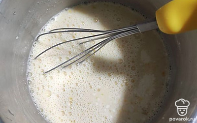 Пока тесто размораживается, не будем терять времени, а приготовим заварной крем. Для этого смешайте в кастрюльке молоко, яйцо, сахар и муку. Тщательно перемешайте и поставьте на плиту. Варить на медленном огне, постоянно помешивая, никуда не отходите, когда появятся первые пузырьки закипания, сразу же снимайте кастрюлю с плиты.