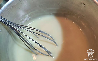 Хорошо перемешайте крем, оставьте остывать, он ещё загустеет.