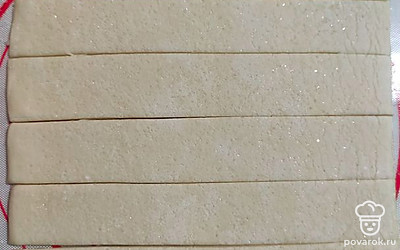 Теперь займёмся тестом и трубочками. Тесто уже разморозилось, пришло время его присыпать сахарком (совсем чуть-чуть) и раскатать немного пласт. Затем нарезать на полоски.