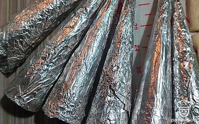 Далее сделаем формочки для трубочек. Из плотной фольги сверните конусы-это и будет основа для трубочек. Конусы должны быть жёсткими, для этого я складывала фольгу в несколько раз. Кстати, эти формы пригодятся вам для следующего раза, так что не спешите их выбрасывать. 