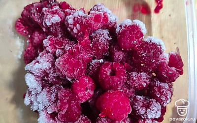 Так как я использую замороженную малину, то достала ее для оттаивания. 