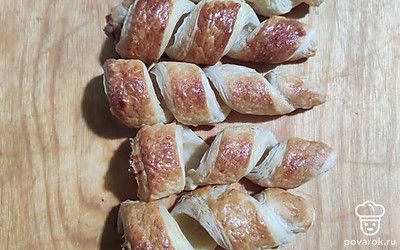 Выпекаем трубочки в духовке до золотистого цвета. Вытаскиваем из форм и выкладываем на рабочую поверхность для заполнения кремом.