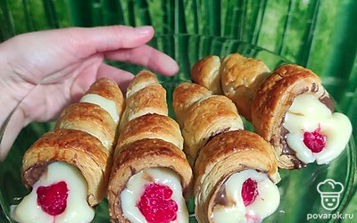 Теперь наполняем трубочки кремом . Не жалейте крема, будет очень вкусно.