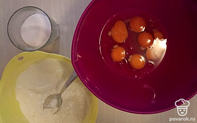 Подготовим все ингредиенты. Вытаскиваем из холодильника масло, пусть нагревается, оно нам понадобится в мягком виде. Далее подготавливаем нужные ингредиенты для теста. Разбиваем яйца в миску, в муку добавляем разрыхлитель, в обычный сахар (в 150 грамм) добавляем ванильный. Остальной сахар пойдет на пропитку.