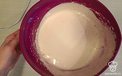 К яйцам всыпаем смесь ванильного и обычного сахара и взбиваем миксером до консистенции плотной белой сметаны. У меня миксер слабенький, приходится взбивать 15 минут.