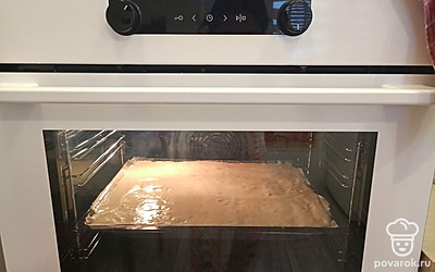 Убираем в разогретую до 180 градусов духовку на 15 минут. Готовность проверяем спичкой. Ставлю на второй уровень снизу, в режиме «Верх-низ». Лучше после 10 минут следить за готовностью, так как духовки у всех разные. 