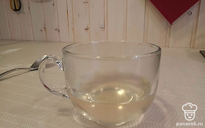 Пока выпекается тесто, можно быстро приготовить пропитку. Берем 100 мл кипятка, заливаем им 115 грамм сахара, размешиваем, пока весь сахар не растворится. Если сахар не тает, то переливаем в кастрюльку и ставим на огонь, помешиваем, пока сахар не растворится (кипеть ничего не должно).