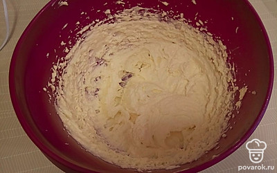 Крем делаем самый простой, смешивая масли и сгущенку. 250 г масла, которое мы достали в самом начале, кладем в миску, разминаем вилочкой, начинаем взбивать миксером до однородной консистенции (минут 5). Потом начинаем порционно вливать сгущенку (раза за три), продолжая взбивать массу до плотной однородной консистенции.