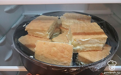 Пропитываем тесто внутри сахаром с водичкой, плотно кладем крем и убираем в холодильник на час. 