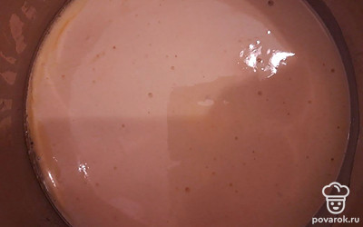 Наливаем в кастрюлю воду, добавляем молоко, масло и ставим на огонь.