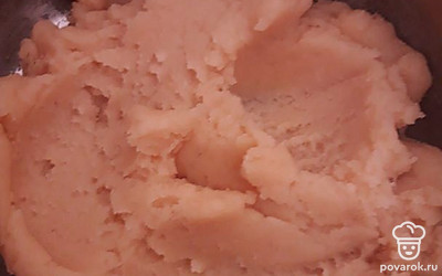 После закипания всыпаем 1,5 стакана муки, энергично размешивая, и варим еще 2-3 минуты, не переставая помешивать.