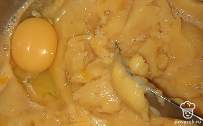 Когда тесто немного остынет, вбить 5 яиц, тщательно перемешивая.