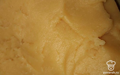Получится очень хорошее гладкое тесто. Выкладываем получившееся тесто из кулинарного мешка на противень и запекаем до слегка румяного цвета.