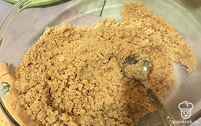 Печенье насыпьте в большую миску и поломайте. Лучше взять толкушку и с помощью нее измельчить до крошки, чтобы не было больших кусочков печенья. Также можно воспользоваться блендером.