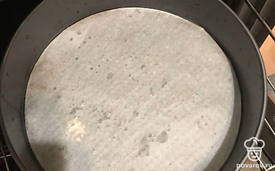 Включите духовку на 180 °С. Достаньте форму из морозилки, влейте в форму сырную массу.