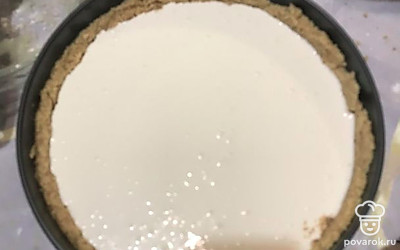 Сам чизкейк поставьте посередине духовки. Выпекайте 30 минут, после уменьшите температуру до 150 °С и выпекайте еще 30 минут. Далее выключите духовку и оставьте чизкейк на 2-3 часа пусть остывает. После этого уберите чизкейк в холодильник (не в морозилку) и оставьте его там на 6-12 часов.