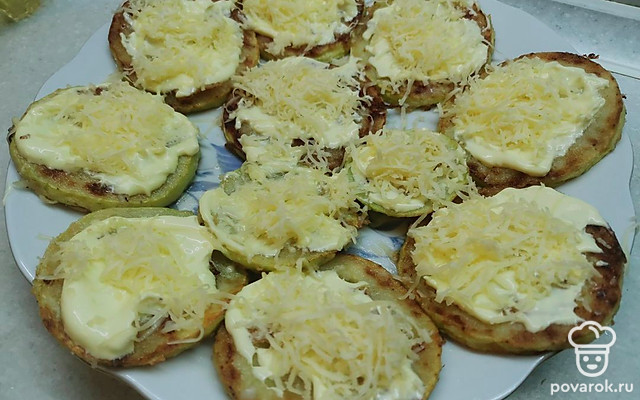 Жареные кабачки с сыром и чесноком — Рецепт с фото