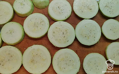 Кабачок почистите и нарежьте на кружочки толщиной около 1 сантиметра. Посолите по вкусу. 
